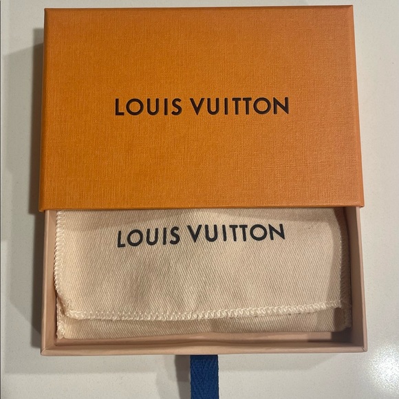 LV CUT CIRCLE KEY HOLDER - Picture 3 of 6